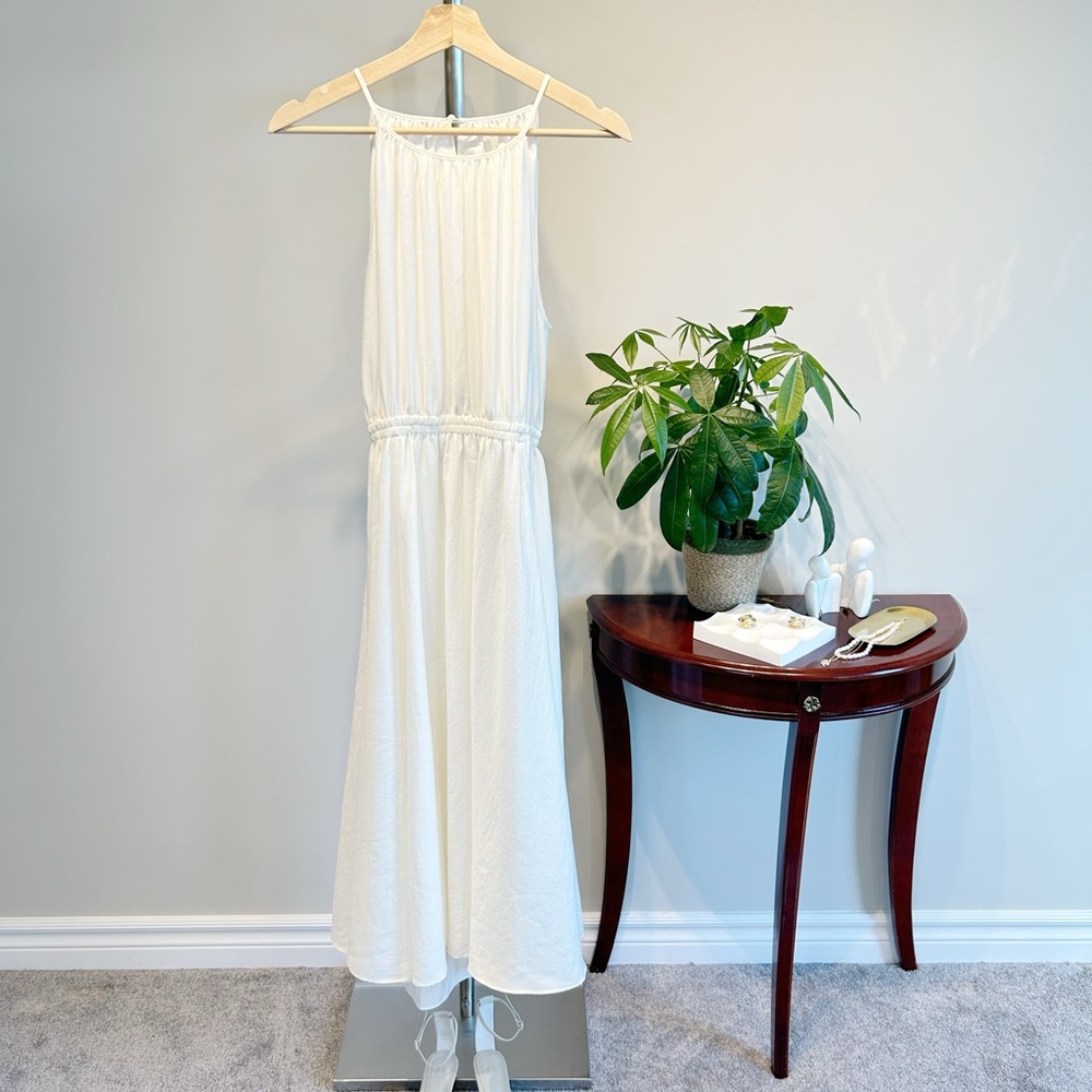 Elegant White Sleeveless Dress